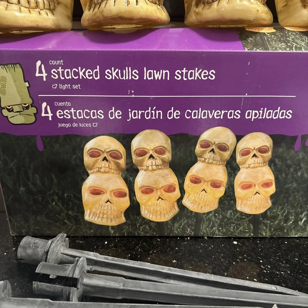 4 Stacked Skulls‎ Lawn Stakes Outdoor Lighted Total Spooky Halloween Decor